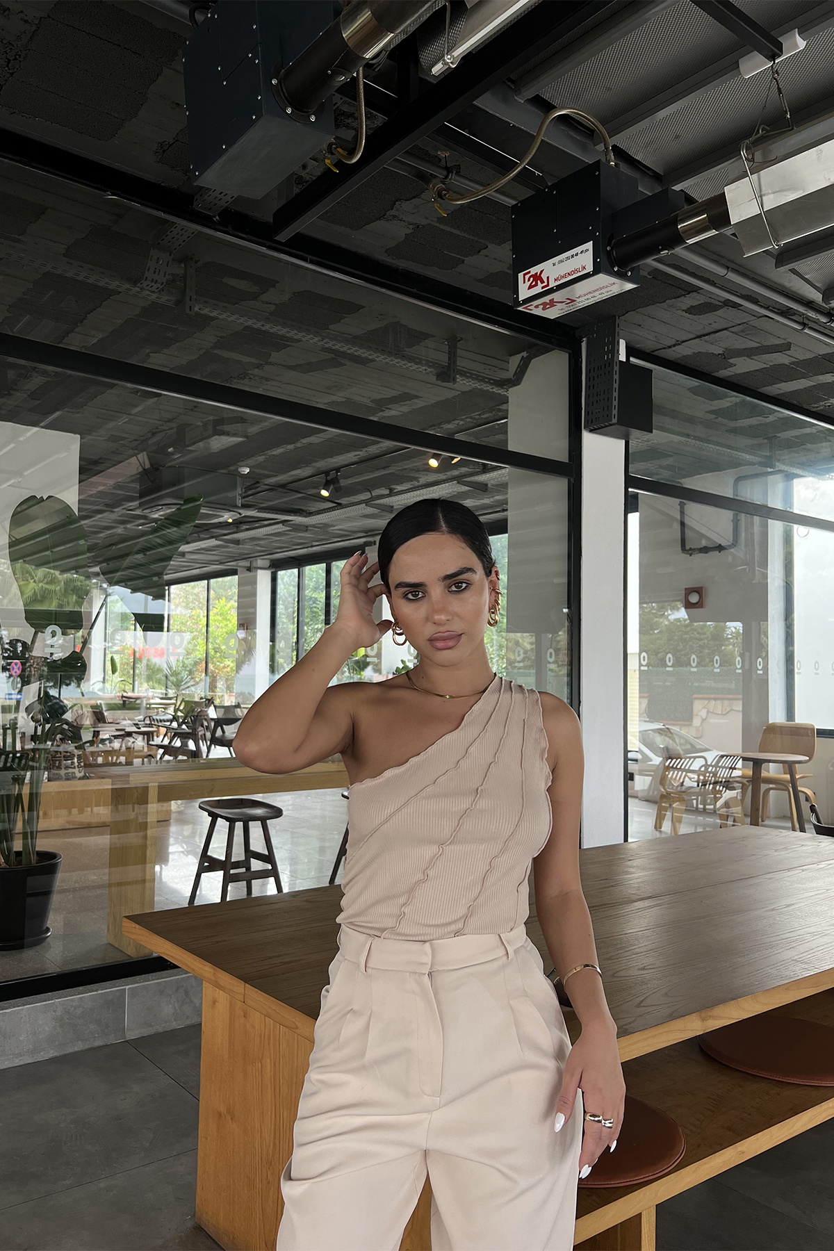 Bej Dikiş Detay Tek Kol Crop Top - 4