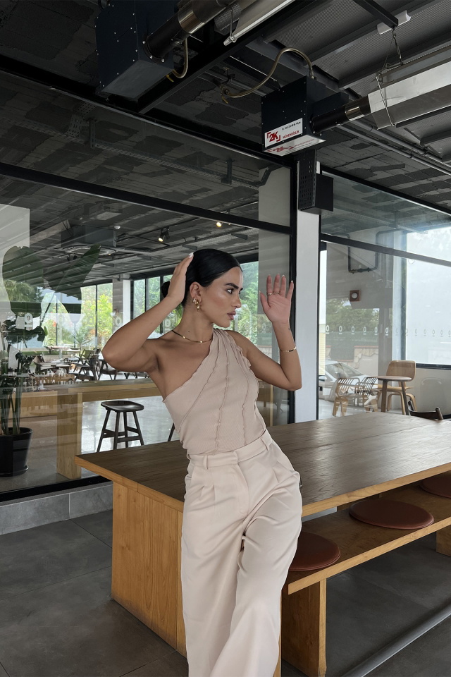 Bej Dikiş Detay Tek Kol Crop Top -