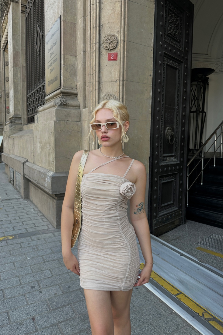 Bej Gül Detay Büzgülü Mini Elbise ATE7662 - EYYO