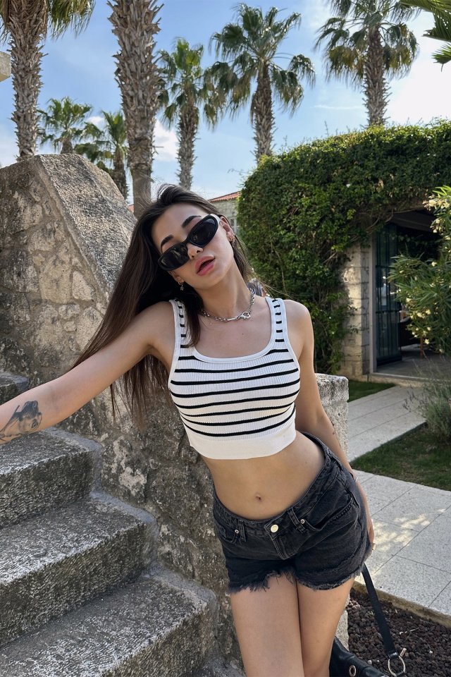 Beyaz Çizgili Triko Crop Top ATE7155