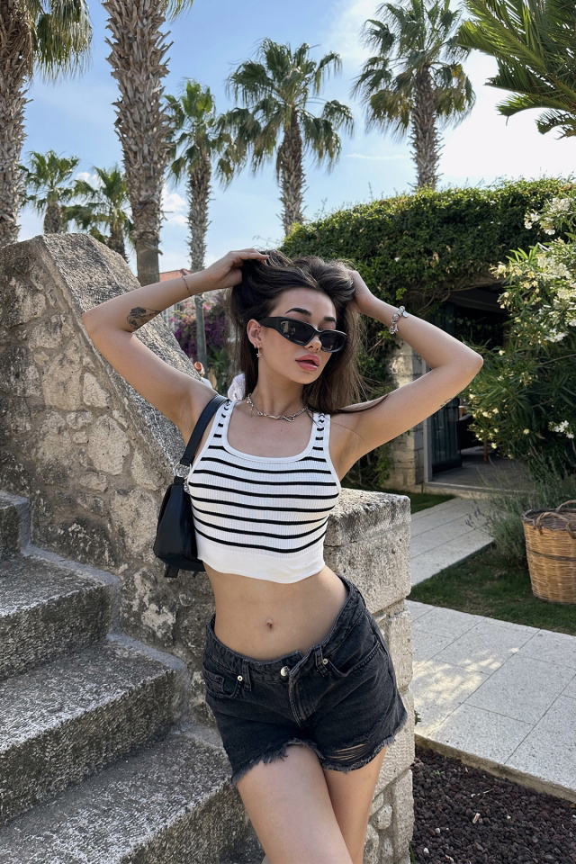 Beyaz Çizgili Triko Crop Top ATE7155