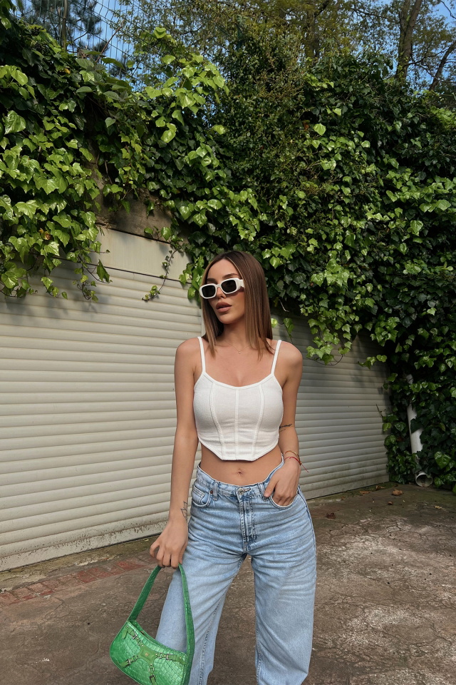 Beyaz Dikiş Detay Askılı Crop Top
