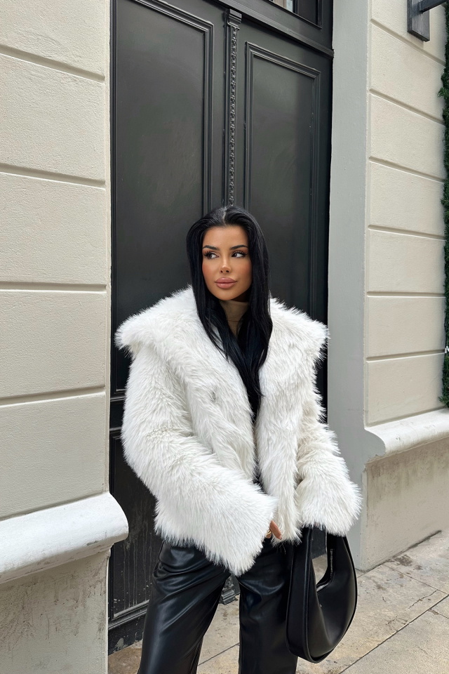 Beyaz Eva Kısa Kürk