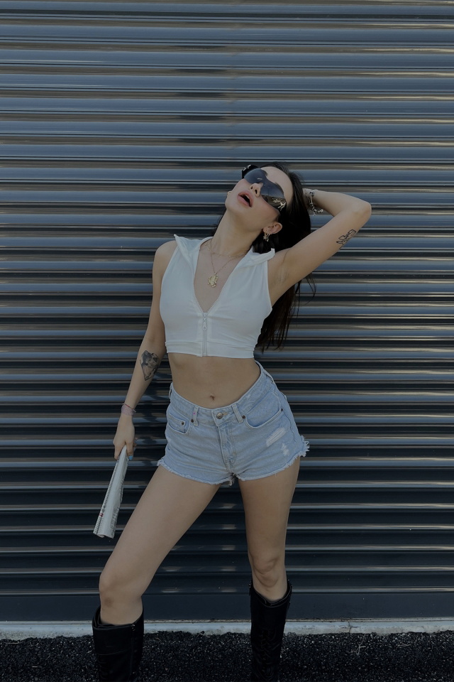 Beyaz Gömlek Yaka Önü Fermuarlı Crop Top