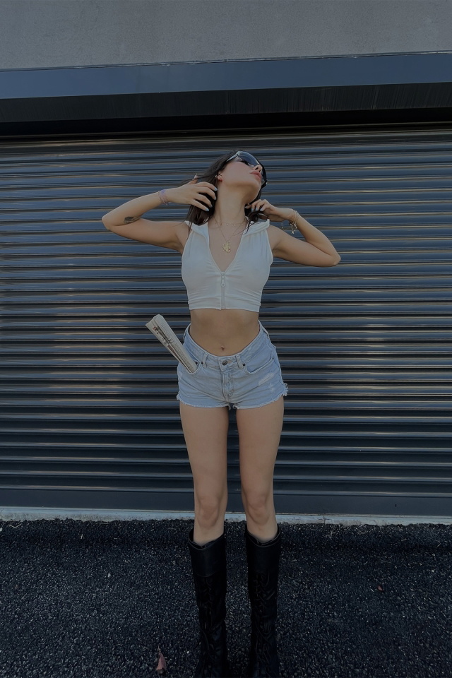 Beyaz Gömlek Yaka Önü Fermuarlı Crop Top
