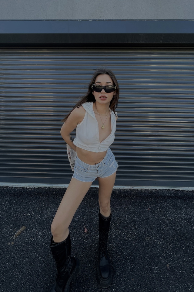 Beyaz Gömlek Yaka Önü Fermuarlı Crop Top