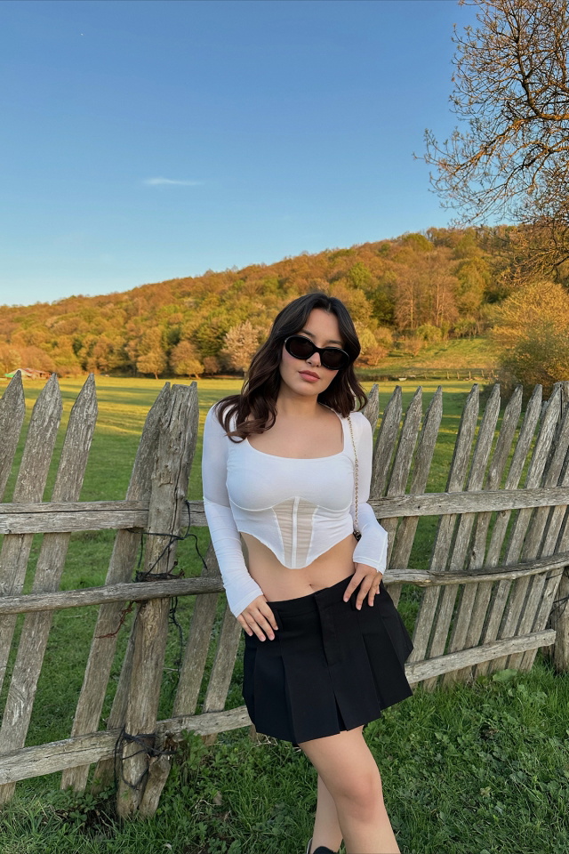 Beyaz Önü Tül Detay Crop Top