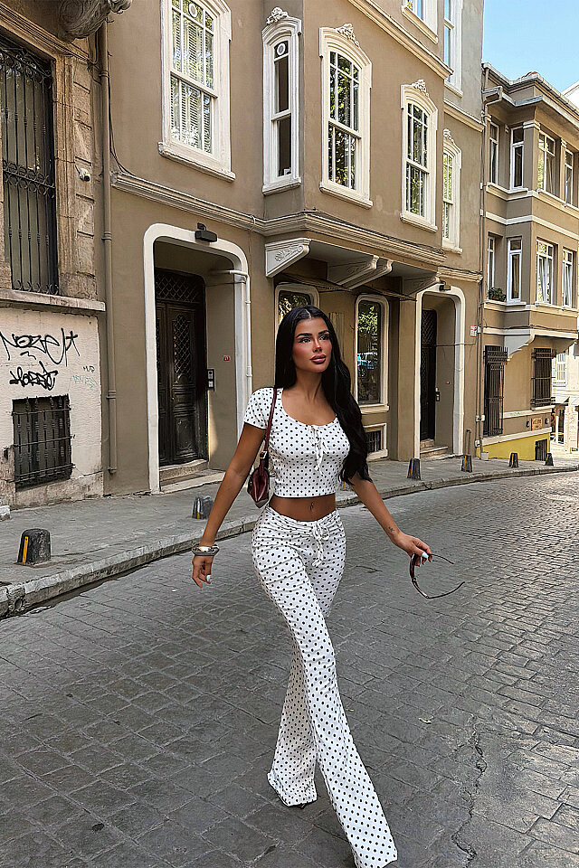 Beyaz Puantiyeli Takım -