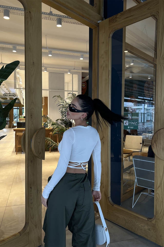 Beyaz Sırt Detay Basic Crop Top