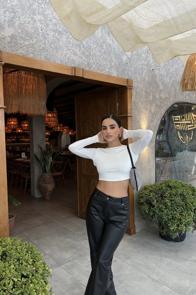 Beyaz Sırtı Taş Detay Crop Top