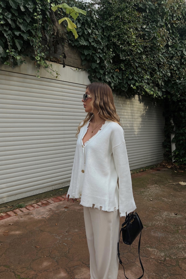 Beyaz Yırtık Oversize Hırka ATE2659 - 4