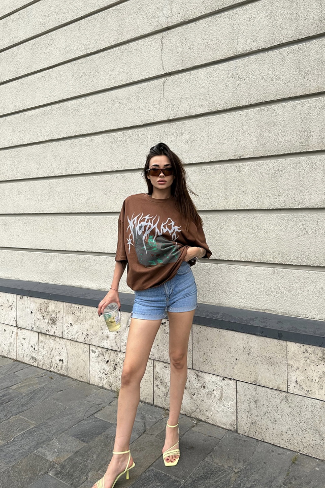 Kahverengi Önü Baskılı Oversize Tişört ATE7291