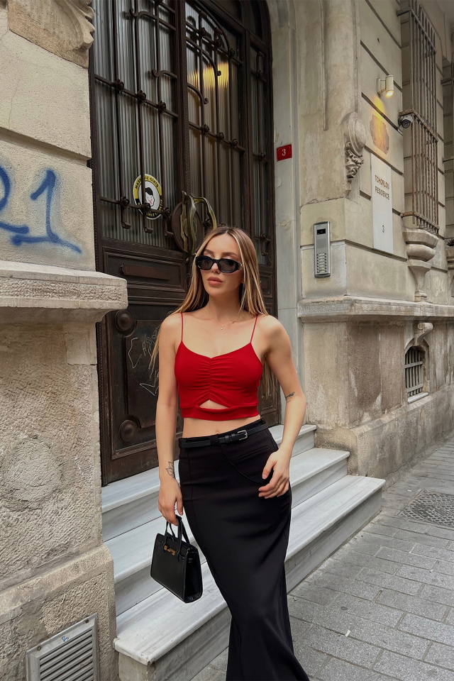Kırmızı Askılı Pencere Detay Crop Top ATE6838 