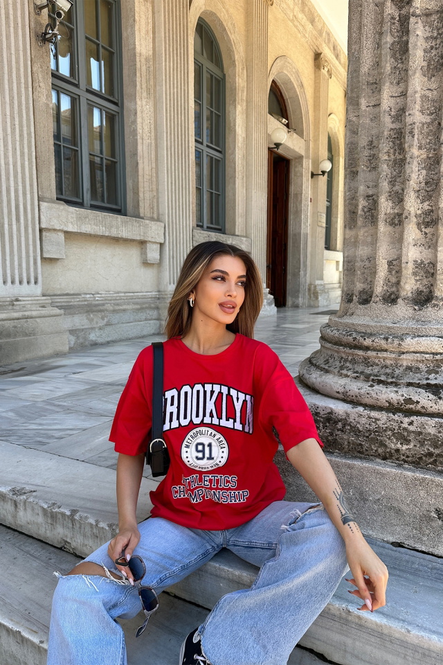 Kırmızı Broklyn Yazılı Tişört