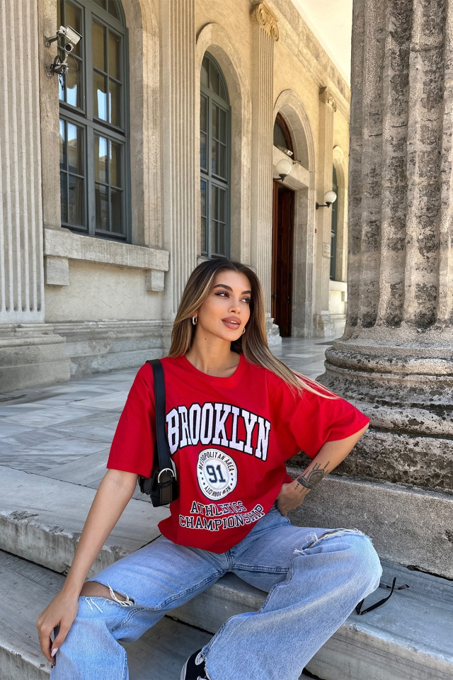 Kırmızı Broklyn Yazılı Tişört