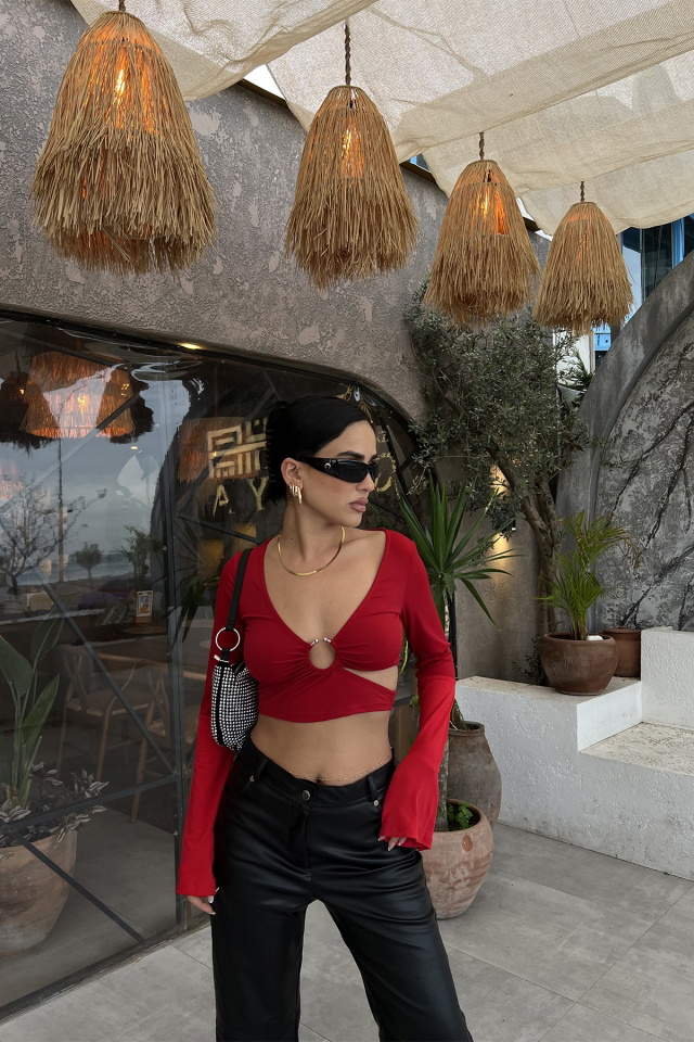 Kırmızı Halka Detay Pencereli Crop Top -