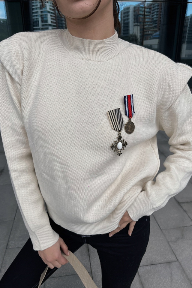Krem Broş Detay Kazak ATE4430 - 2