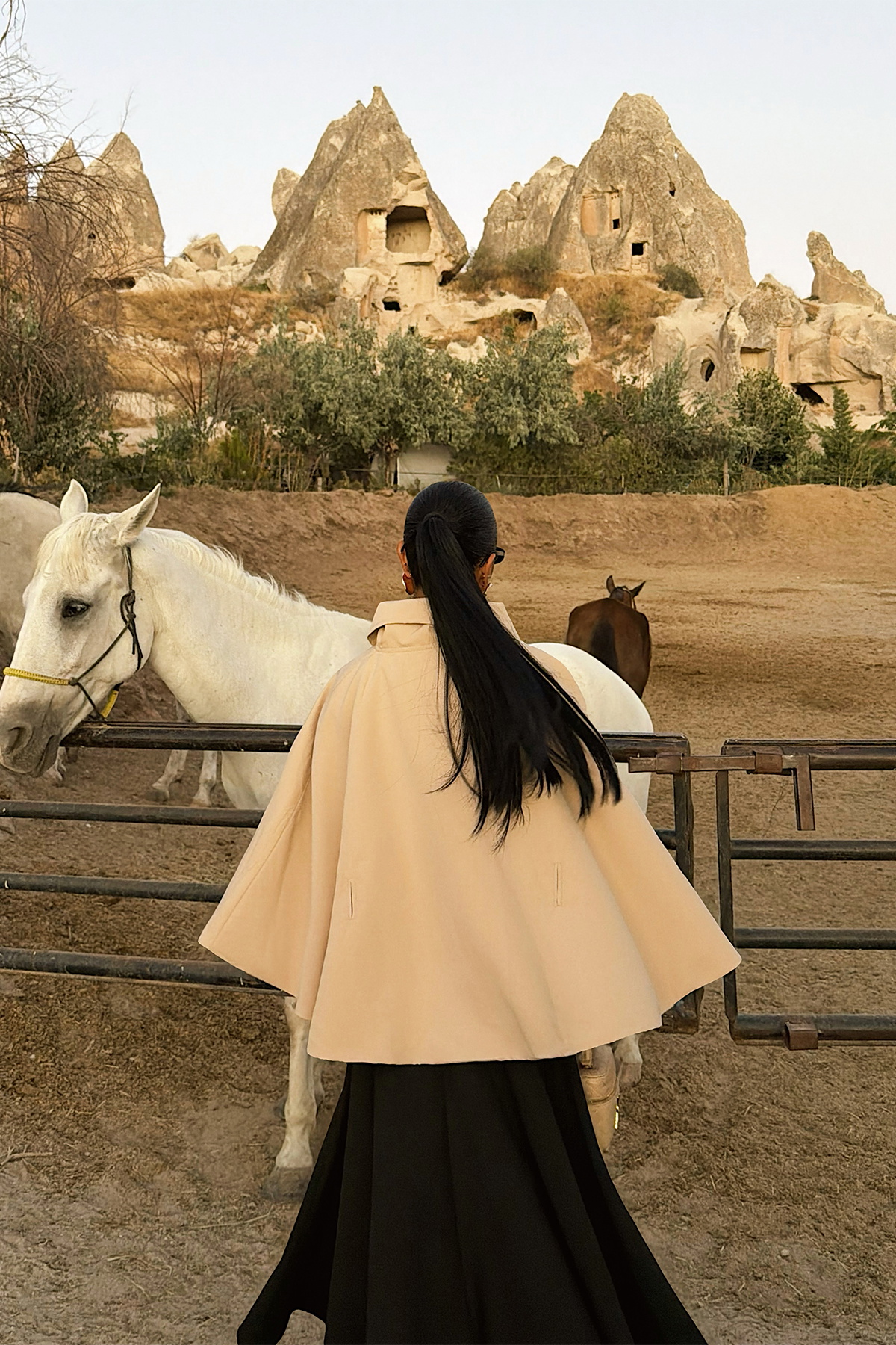 Krem Pelerin Kol Bağlama Detay Panço - 5