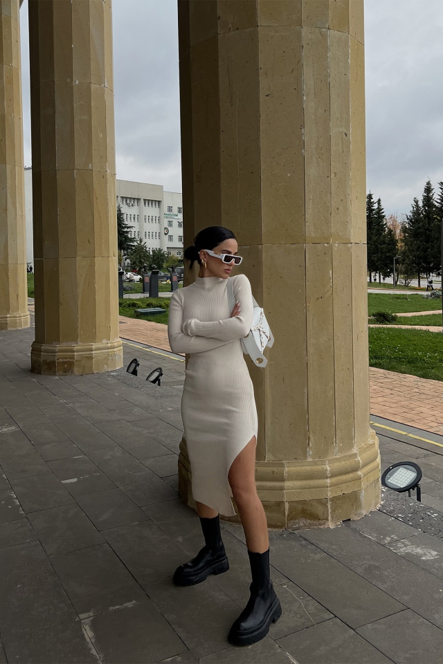 Krem Yırtmaç Detay Elbise ATE2465 