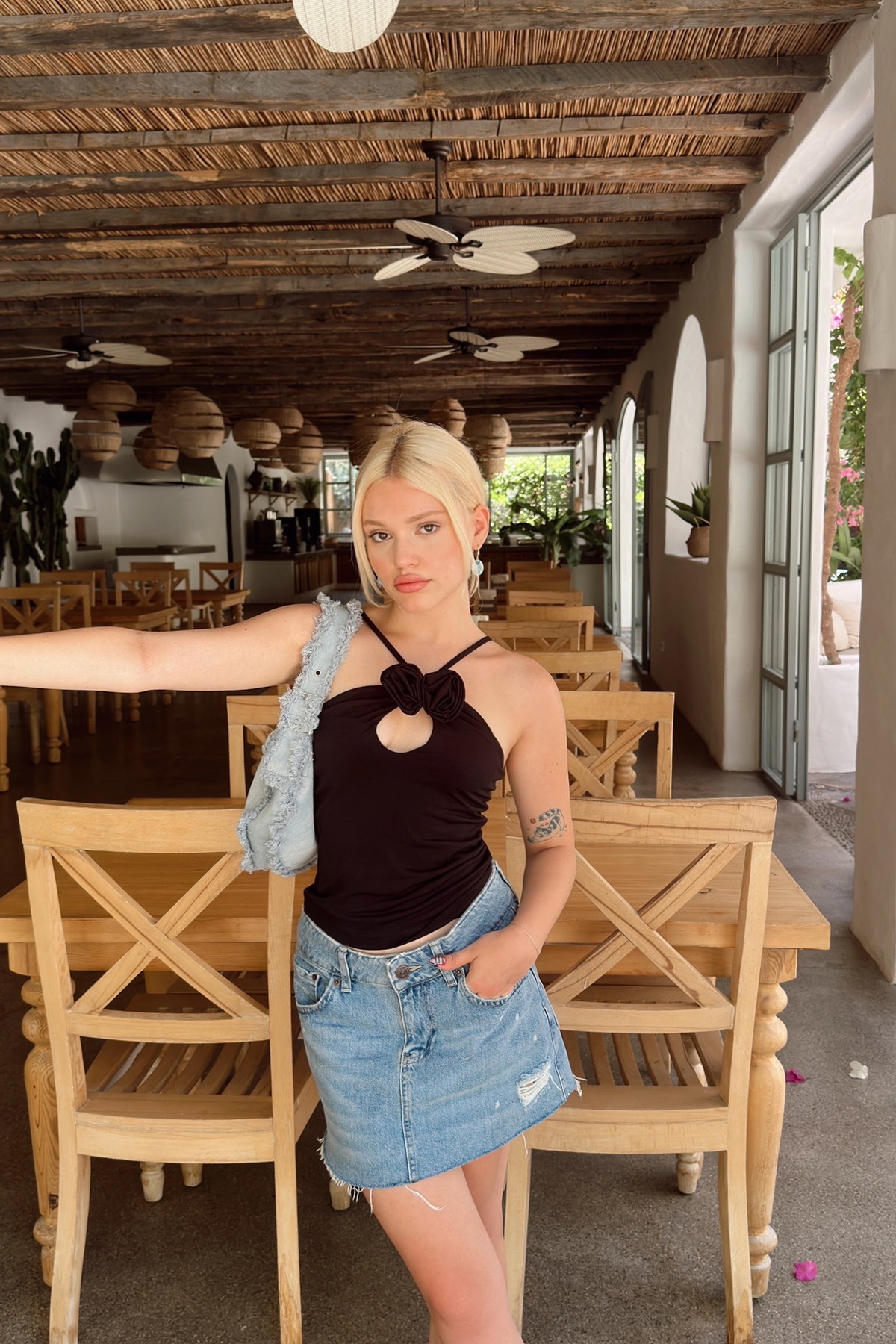 Siyah Askılı Gül Detay Crop Top ATE7874 - 12