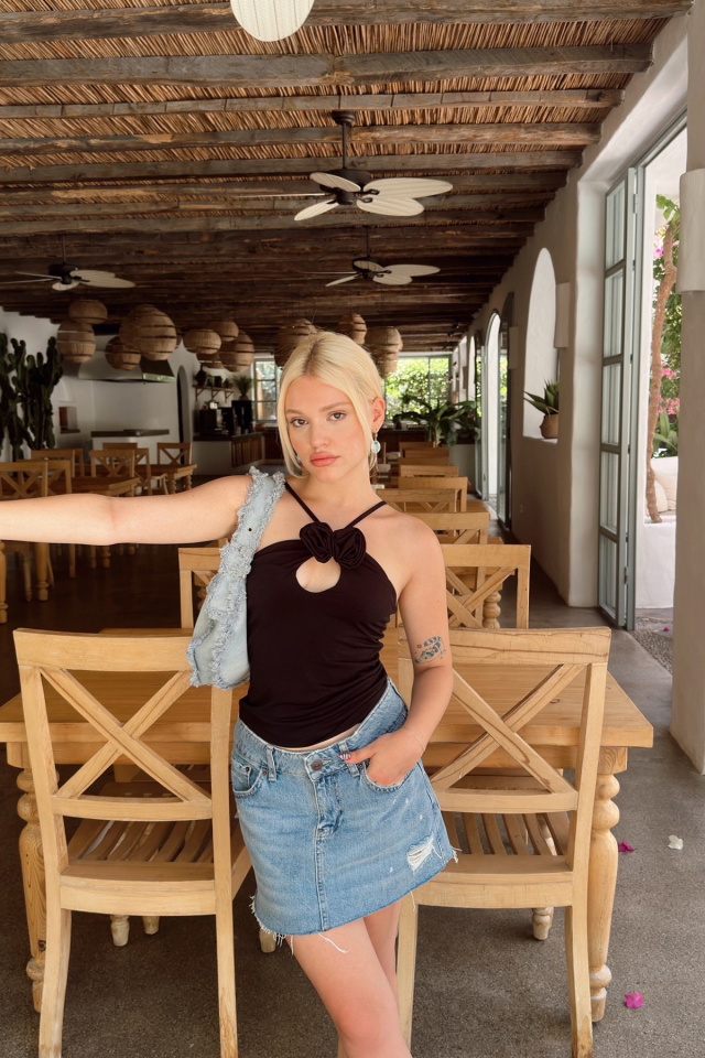 Siyah Askılı Gül Detay Crop Top ATE7874