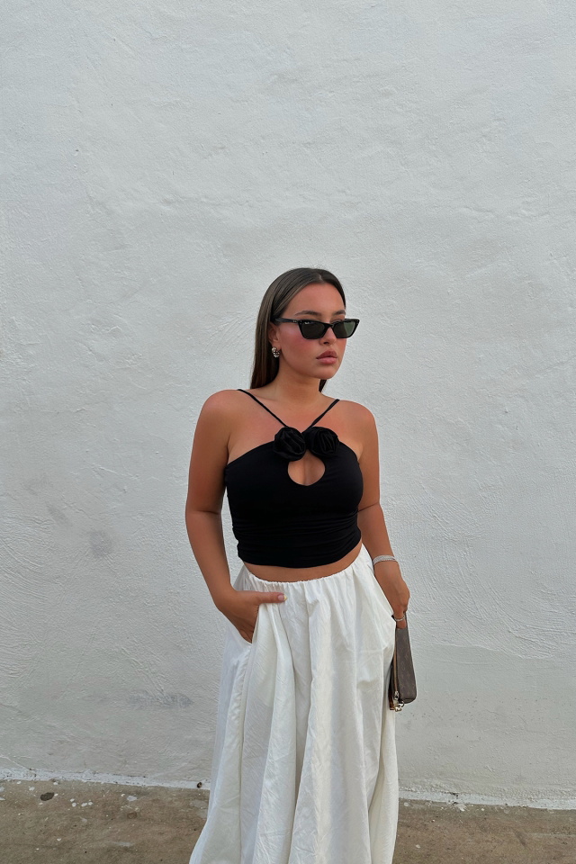 Siyah Askılı Gül Detay Crop Top ATE7874