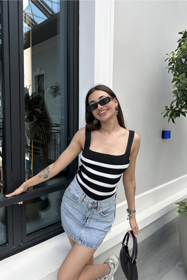 Siyah Askılı Kare Yaka Crop Top