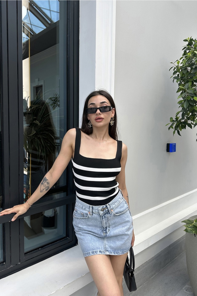 Siyah Askılı Kare Yaka Crop Top -