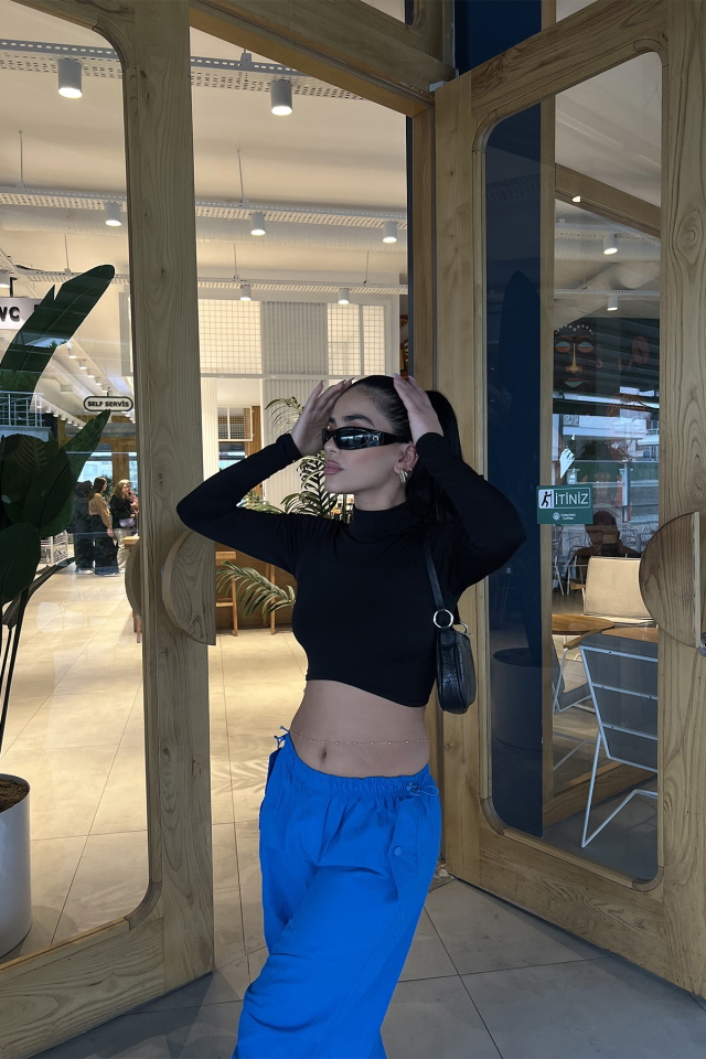 Siyah Boğazlı Crop Top