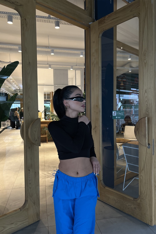 Siyah Boğazlı Crop Top