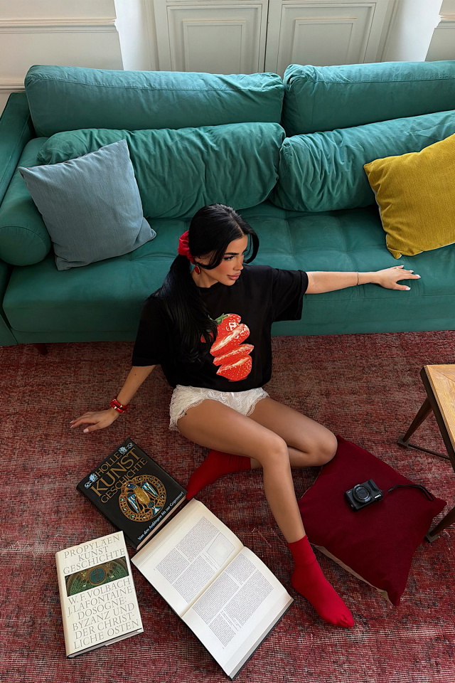 Siyah Çilek Baskılı Tişört ATE-5269 