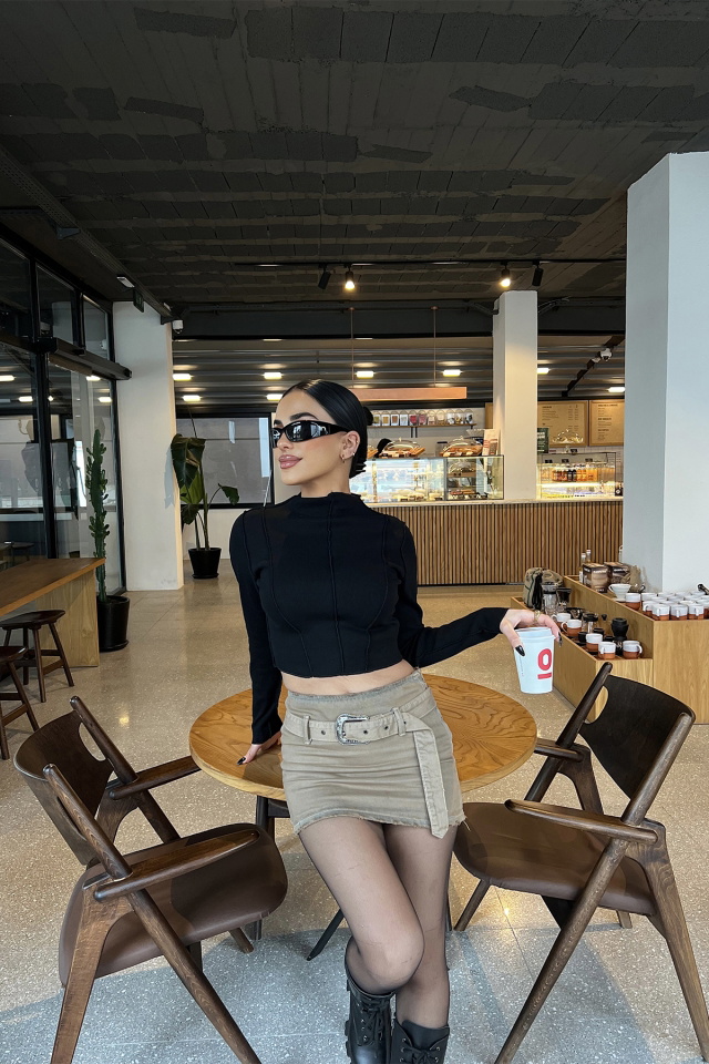 Siyah Dikiş Detay Crop Top ATE4342 