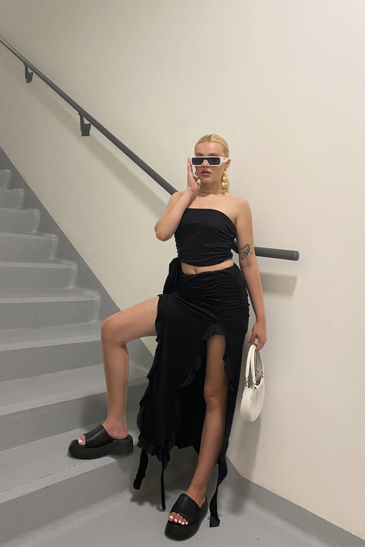 Siyah Fırfırlı Derin Yırtmaçlı Elbise ATEL2062 - EYYO