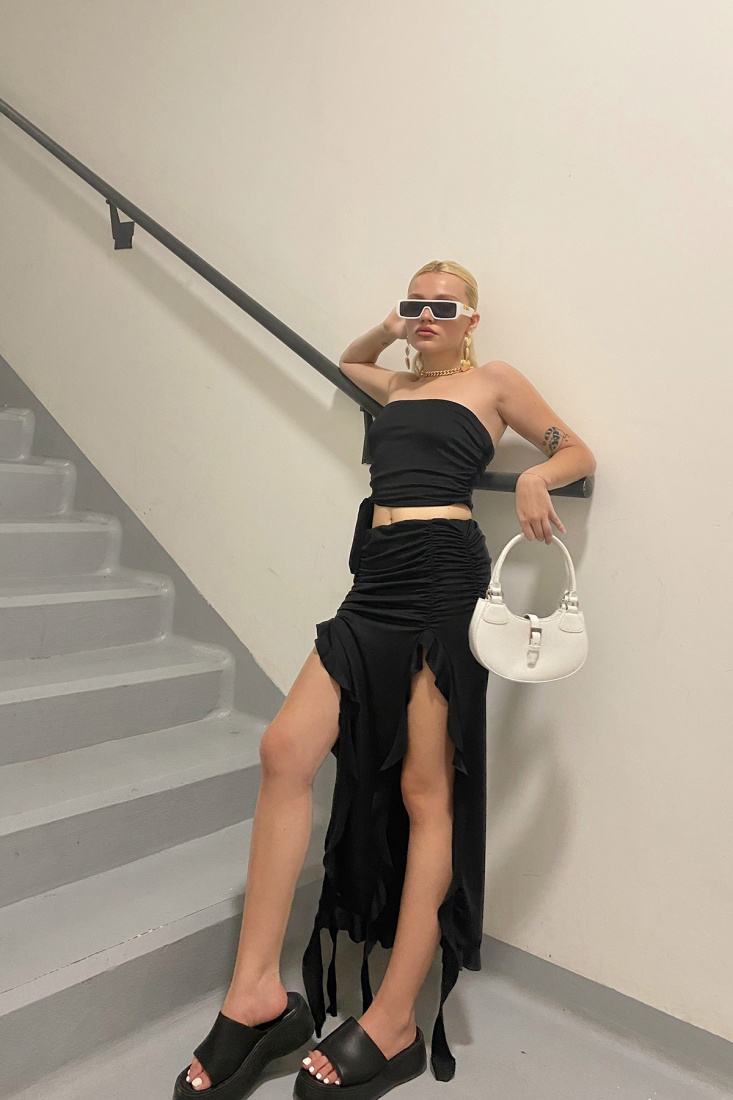 Siyah Fırfırlı Derin Yırtmaçlı Elbise ATEL2062 - EYYO