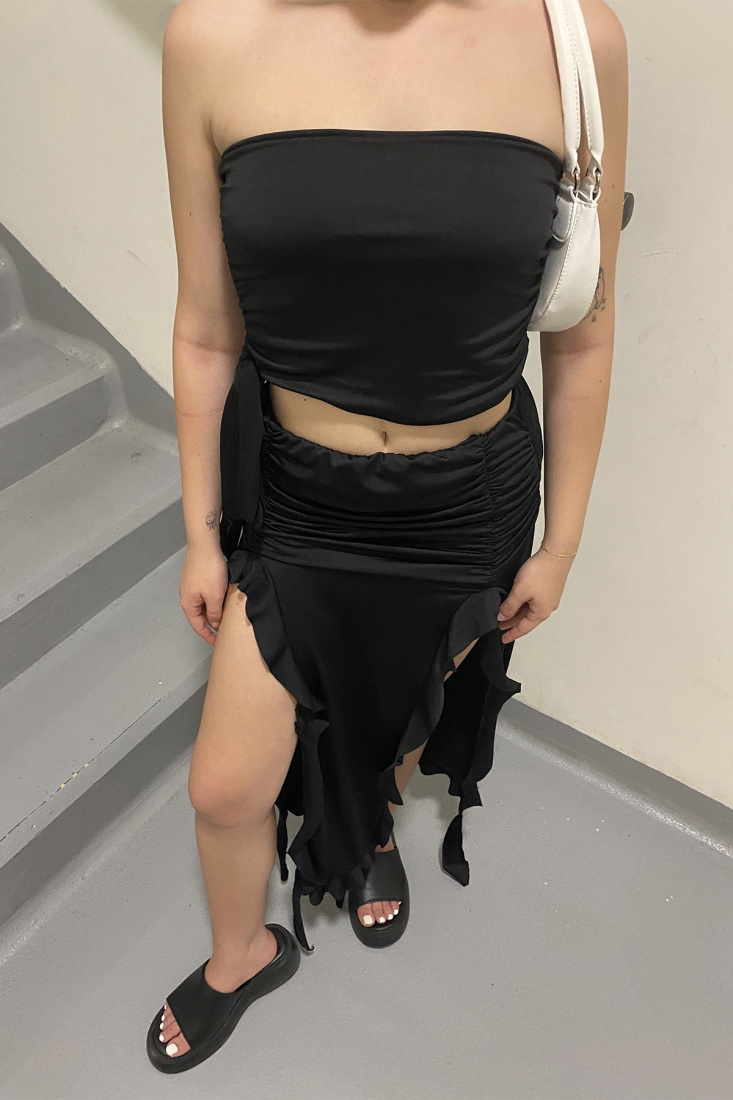 Siyah Fırfırlı Derin Yırtmaçlı Elbise ATEL2062 - EYYO