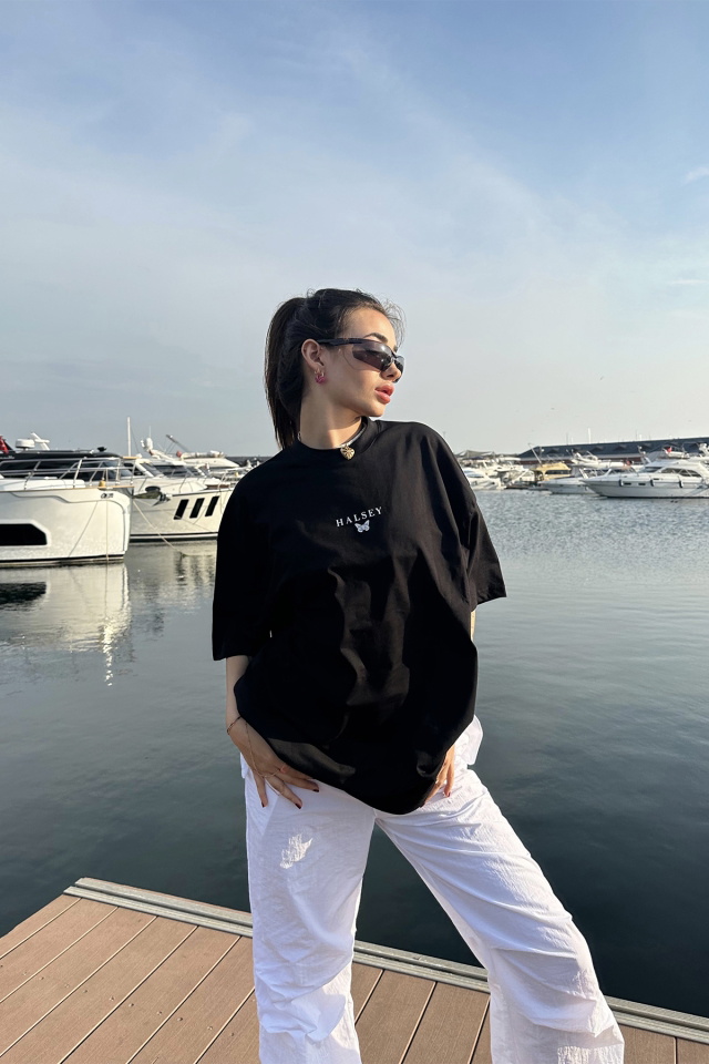 Siyah Halsey Yazılı Tişört -