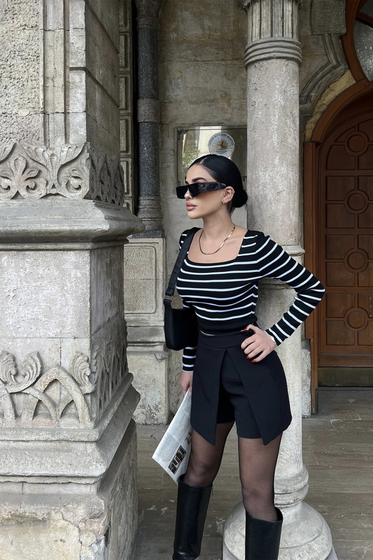 Siyah Kare Yaka Şeritli Bluz ATE3683 - CALİENTE