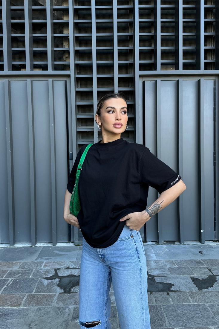 Siyah Kolu Yazılı Basic Tişört ATE6092 - EYYO ATELIER