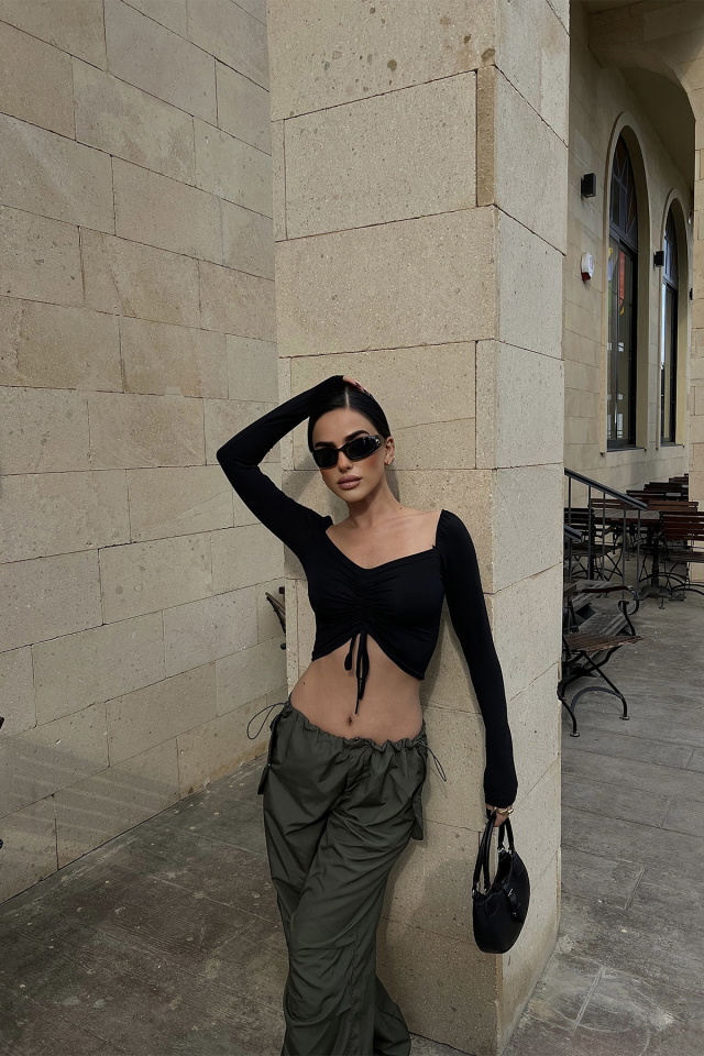 Siyah Önü Büzgülü Bağlamalı Bluz