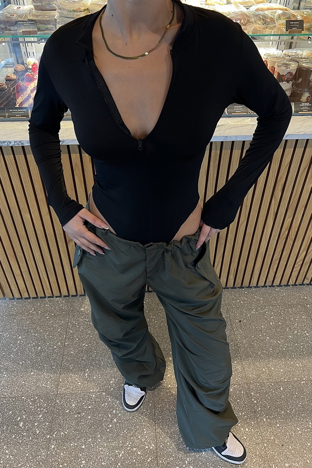Siyah Önü Fermuarlı Bodysuit