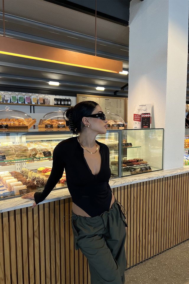 Siyah Önü Fermuarlı Bodysuit