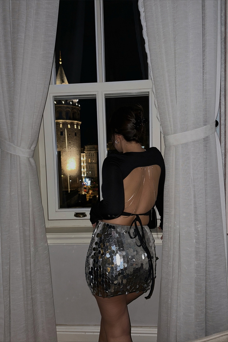 Siyah Sırtı Bağlamalı Taş Detay Crop Top ATE3664 - QUZU