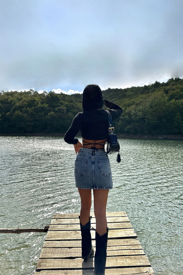 Siyah Sırtı Bağlamalı Uzun Kol Crop Top
