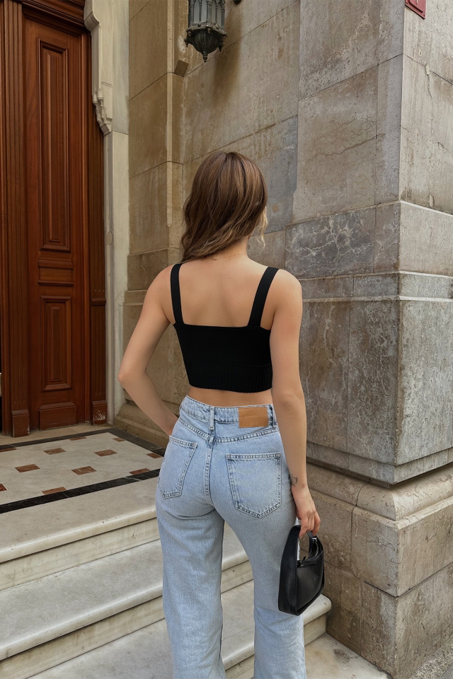 Siyah Triko Askılı Crop Top