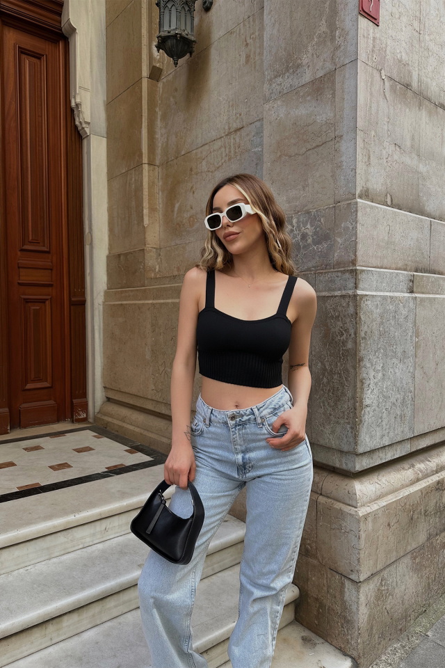 Siyah Triko Askılı Crop Top