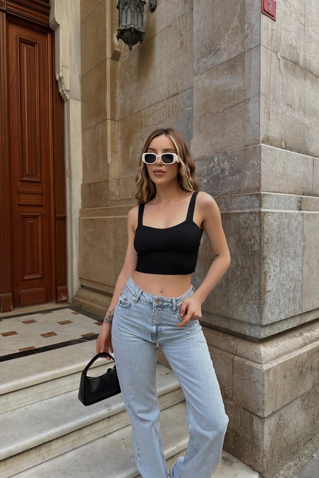 Siyah Triko Askılı Crop Top