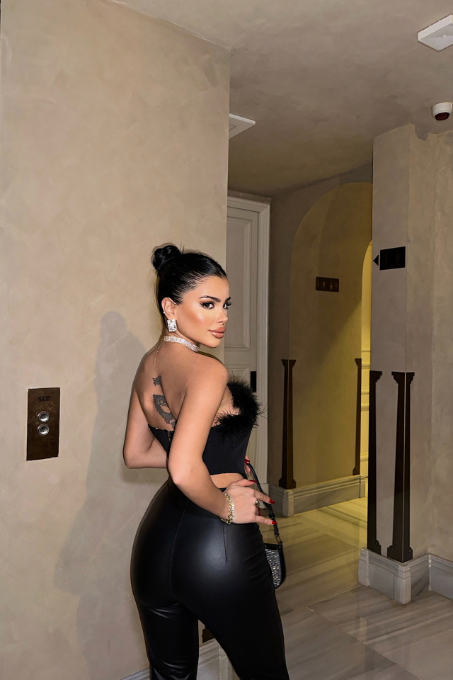 Siyah Tüy Detay Straplez Crop Top