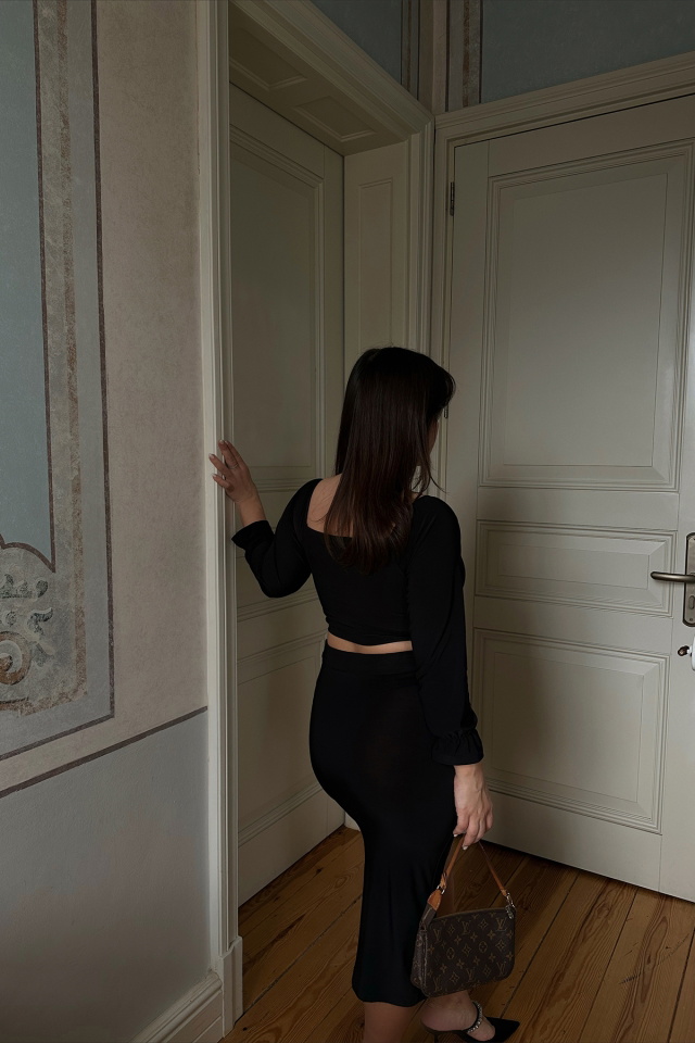 Siyah Uzun Kol Önü Büzgülü Crop Top ATE3712 - 2