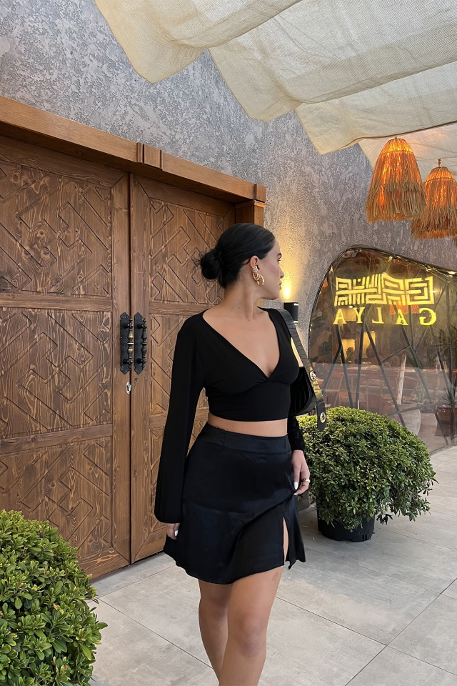 Siyah V Yaka Crop Top ATE2139