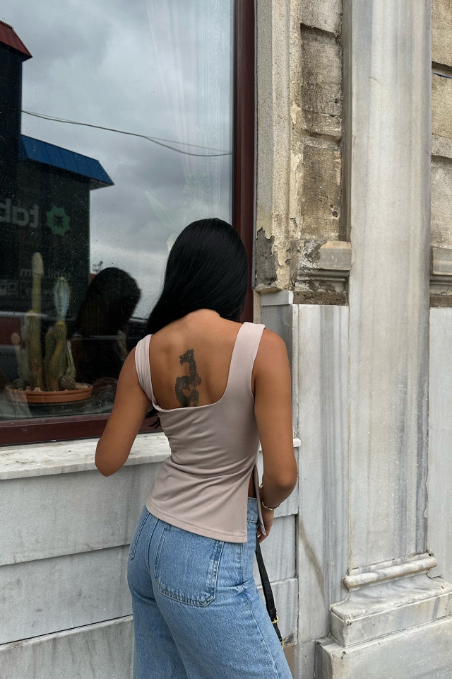 Taş Yırtmaç Detay Crop Top